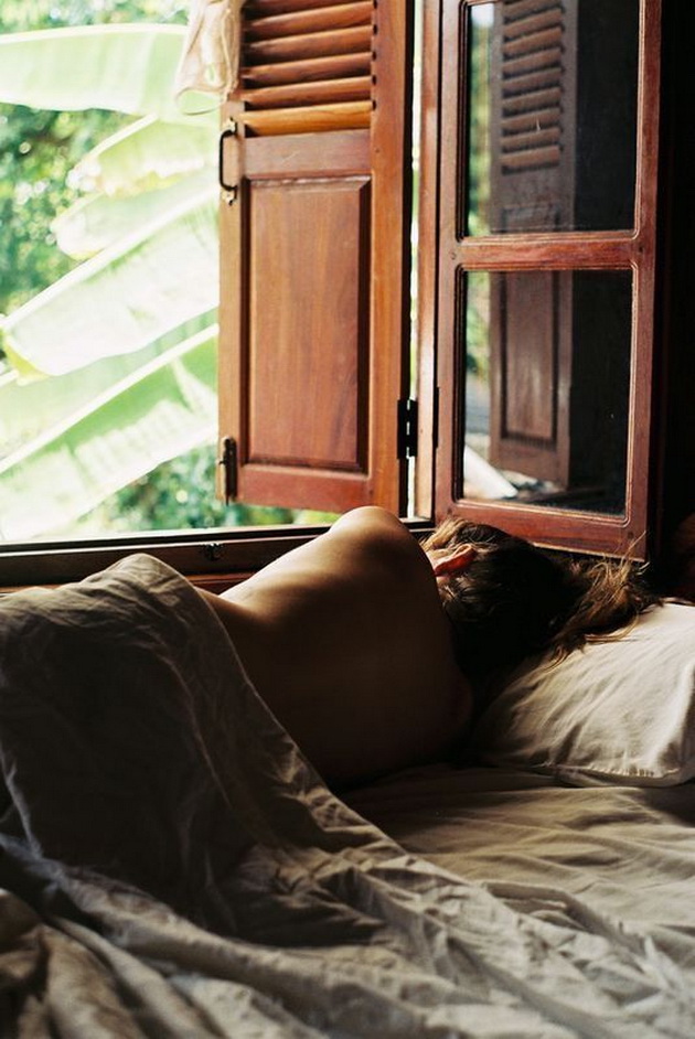 Жена обнаженной стоит возле кроватки фото