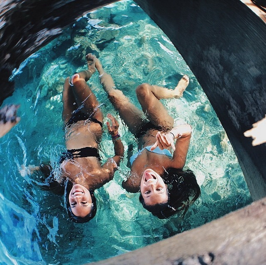 Две подружки у бассейна