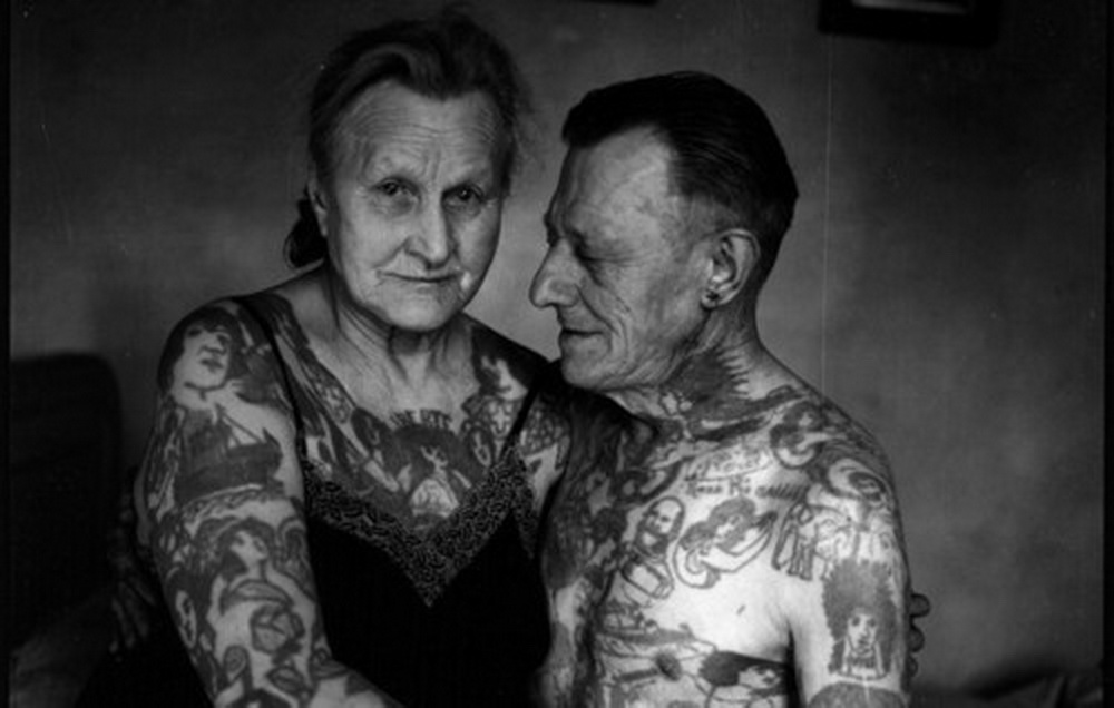 У зрелой бабы татуированной порно с молодым парнем после минета