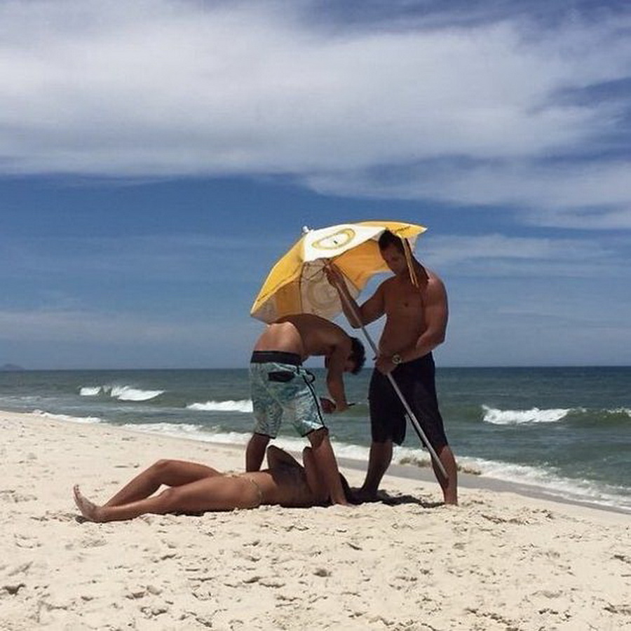 Парень привез подружку на пляж и стал трахать на берегу 
