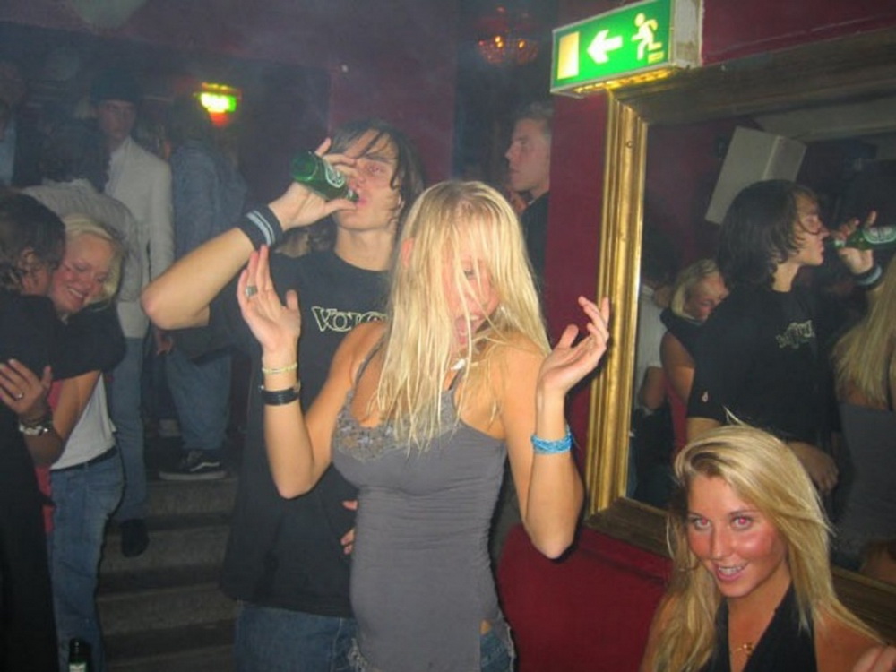 Горячая блондинка с пирсингом в сосках гуляет в ночном клубе и случайный секс приключения