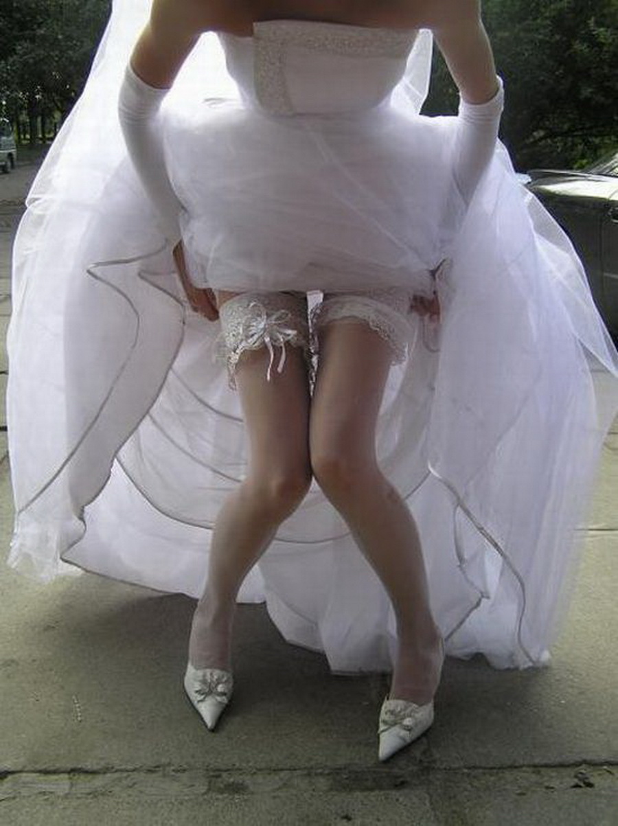 После свадьбы кучерявая невеста снимает нижнее белье