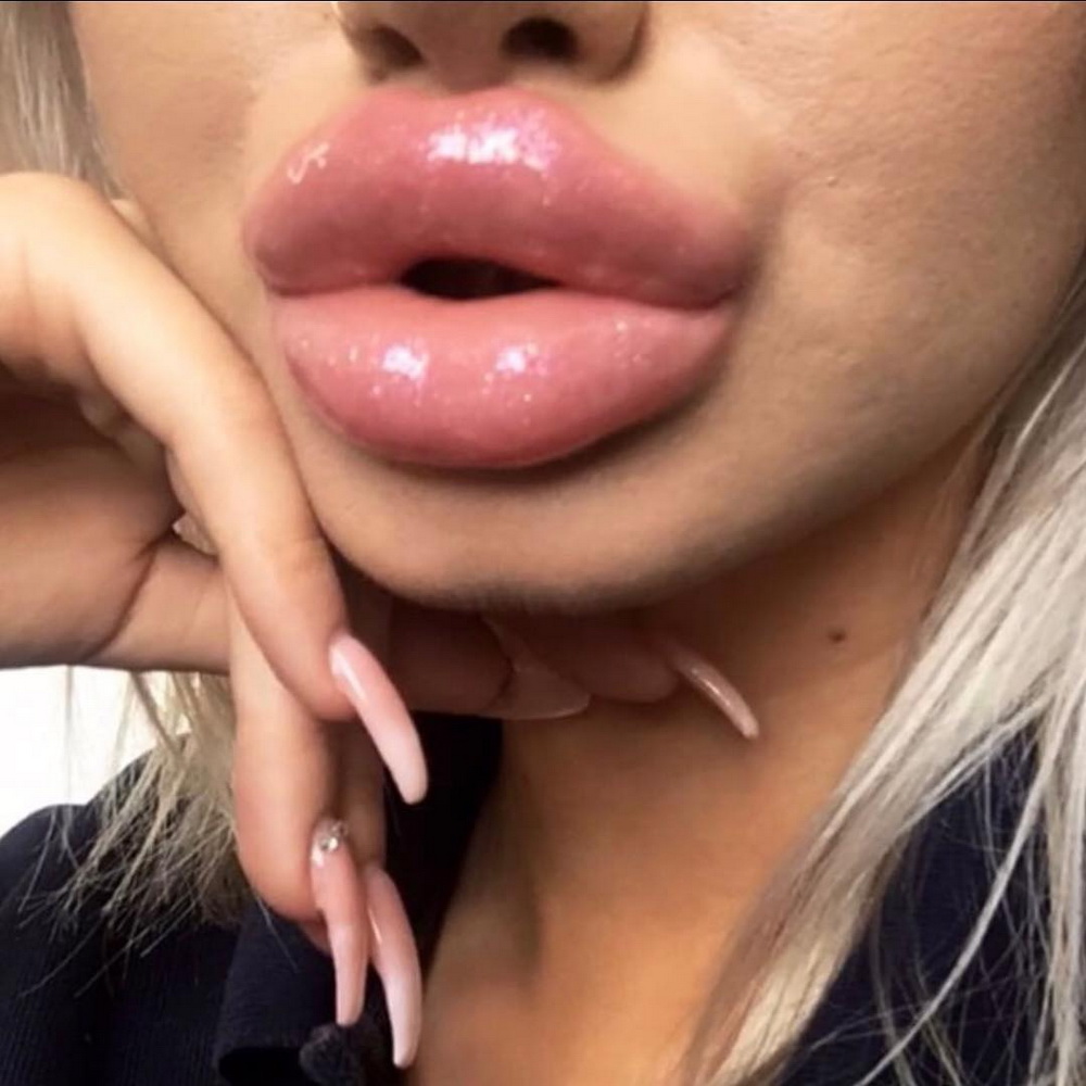 Slut blonde lipstick