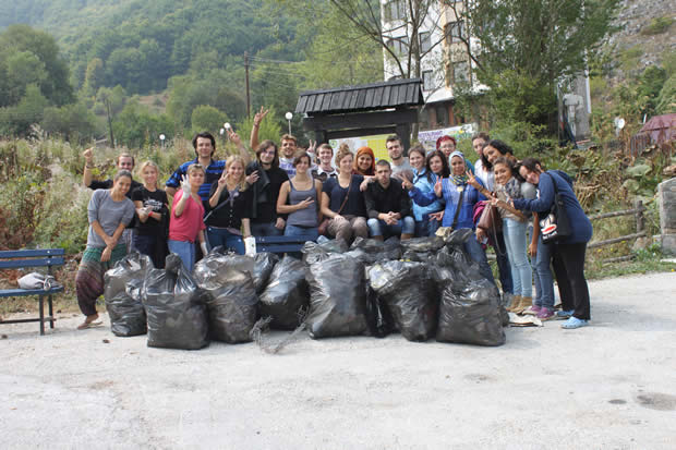 stranci-go-cistea-gjubreto-vo-nasata-zemja