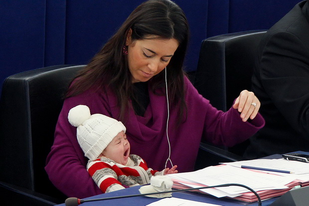 devojceto-koe-porasna-na-rabotnoto-mesto-na-majka-si-vo-evropskiot-parlament-foto-3