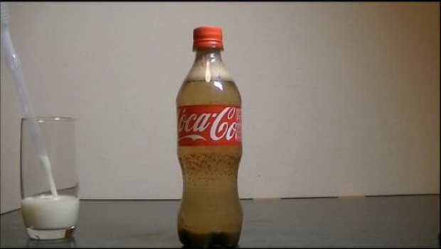 sto-ke-se-sluci-ako-dodadete-mleko-vo-coca-cola-foto-10