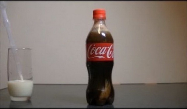 sto-ke-se-sluci-ako-dodadete-mleko-vo-coca-cola-foto-4