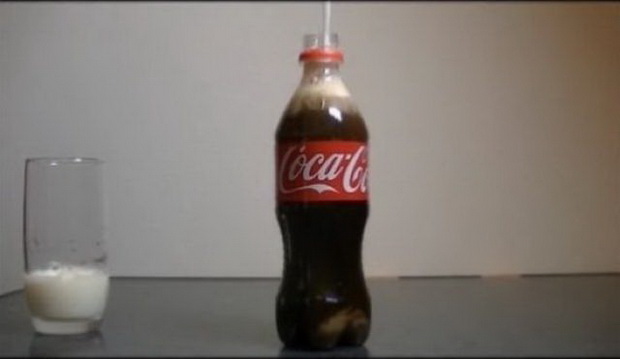 sto-ke-se-sluci-ako-dodadete-mleko-vo-coca-cola-foto-5