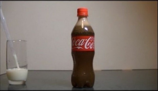 sto-ke-se-sluci-ako-dodadete-mleko-vo-coca-cola-foto-6