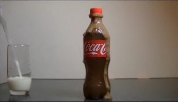 sto-ke-se-sluci-ako-dodadete-mleko-vo-coca-cola-foto-7