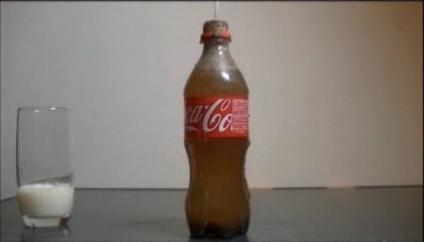 sto-ke-se-sluci-ako-dodadete-mleko-vo-coca-cola-foto-8