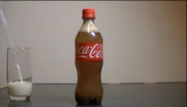 sto-ke-se-sluci-ako-dodadete-mleko-vo-coca-cola-foto-9