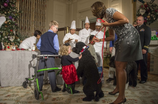 na-bozikna-zabava-kaj-obama-koj-bese-zvezda-na-vecerta-foto-01