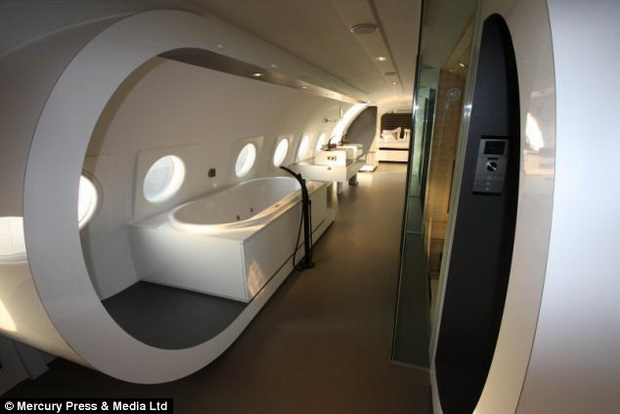 nokjevanje-vo-hotel-so-sauna-vgraden-vo-avion-cini-300-funti-6