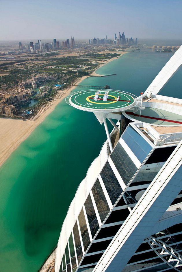 sudbonosno-da-vo-oblaci-burj-al-arab-organizira-vencavki-na-helidrom-04.jpg