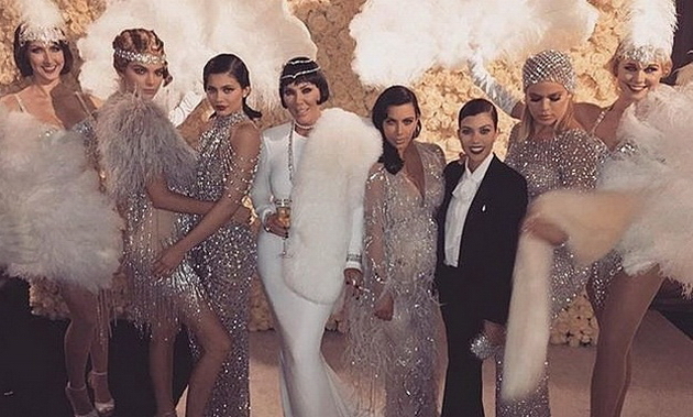 kris-jenner-go-proslavi-60ot-rodenden-so-zabava-od-2-milioni-dolari-vo-stilot-na-golemiot-getsbi-foto-01.jpg