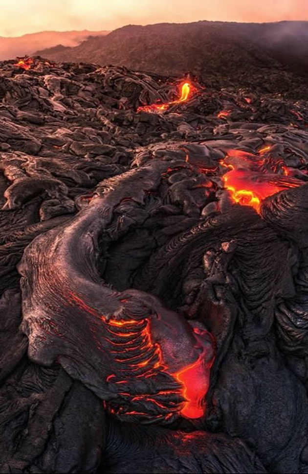 fotograf-si-go-rizikuval-zivotot-za-da-napravi-fotka-od-lava-mesecinata-i-mlecniot-pat-istovremeno-3.jpg