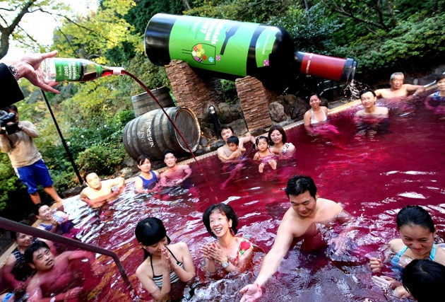 japonski-resort-vo-koj-mozete-da-se-banjate-vo-crveno-vino-1.jpg