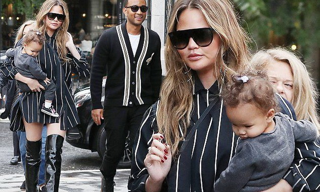 chrissy-teigen-john-legend-i-luna-stilsko-semejstvo-na-dozdliv-den-vo-london-001.jpg