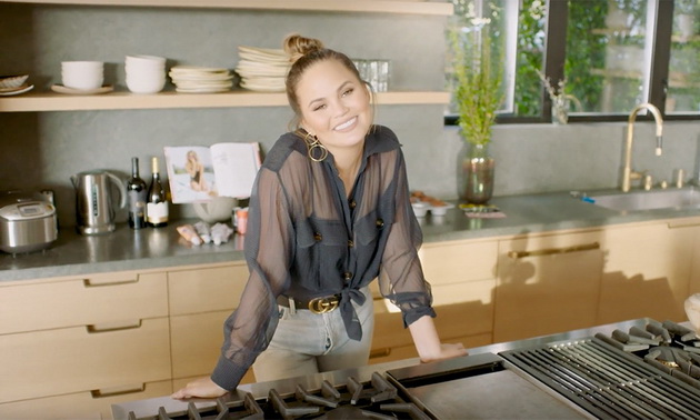 chrissy-teigen-odgovara-na-73-prashanja-od-vogue-vo-nejziniot-luksuzen-dom-02.jpg