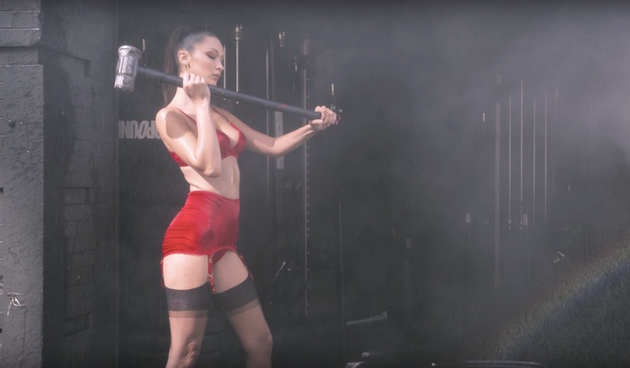 bella-hadid-ke-ve-hipnotizira-so-golotija-za-1-minuta-video-4.png