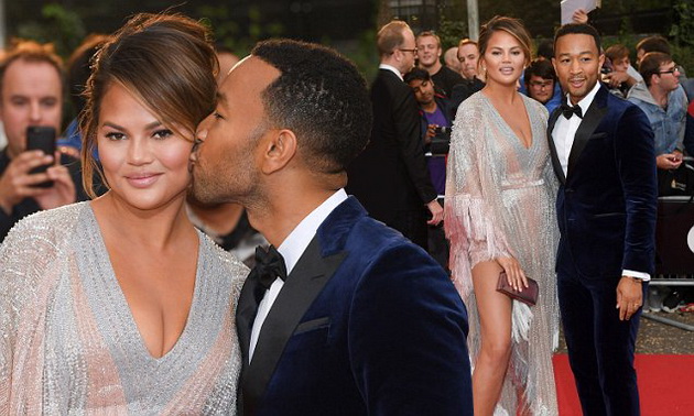 chrissy-teigen-i-john-legend-bea-najdobro-oblecen-par-na-nastanot-gq-maz-na-godinata-001.jpg