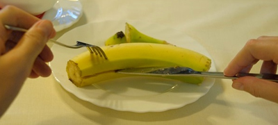 banana-se-jade-so-noz-i-viljuska-kako-se-konsumira-ovosjeto-na-kralskite-nastani-povekje.jpg