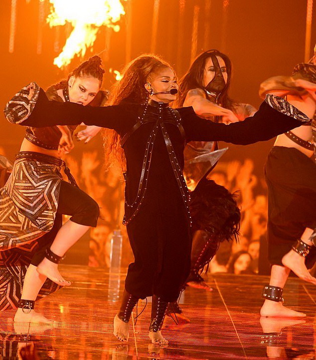 bosnogata-janet-jackson-isprati-mokjna-poraka-na-mtv-ema-oto-video-03.jpg