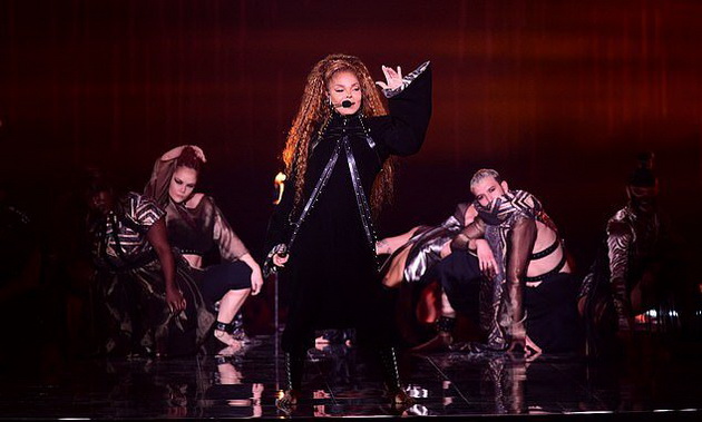 bosnogata-janet-jackson-isprati-mokjna-poraka-na-mtv-ema-oto-video-04.jpg