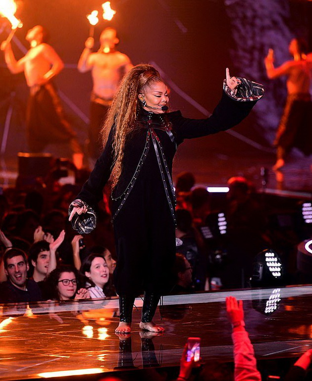 bosnogata-janet-jackson-isprati-mokjna-poraka-na-mtv-ema-oto-video-06.jpg