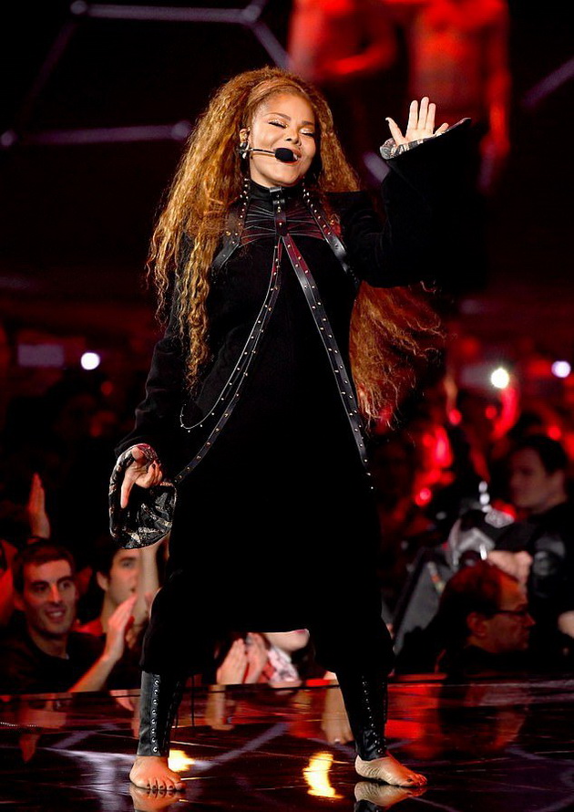 bosnogata-janet-jackson-isprati-mokjna-poraka-na-mtv-ema-oto-video-08.jpg