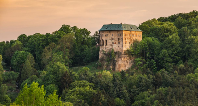 Temnoto minato na prokolnatiot ceski zamok Houska 01