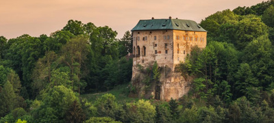 Temnoto minato na prokolnatiot ceski zamok Houska poveke