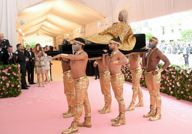 anonimnite-lugje-vo-senka-na-dzvezdite-na-met-gala-zasluzhuvaat-aplauz-foto-02.jpg