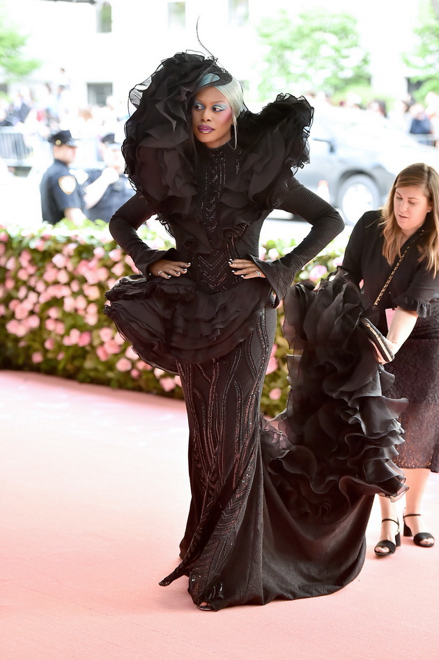 anonimnite-lugje-vo-senka-na-dzvezdite-na-met-gala-zasluzhuvaat-aplauz-foto-04.jpg