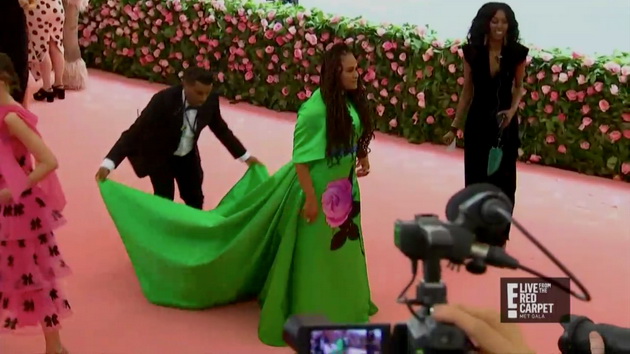 anonimnite-lugje-vo-senka-na-dzvezdite-na-met-gala-zasluzhuvaat-aplauz-foto-07.jpg