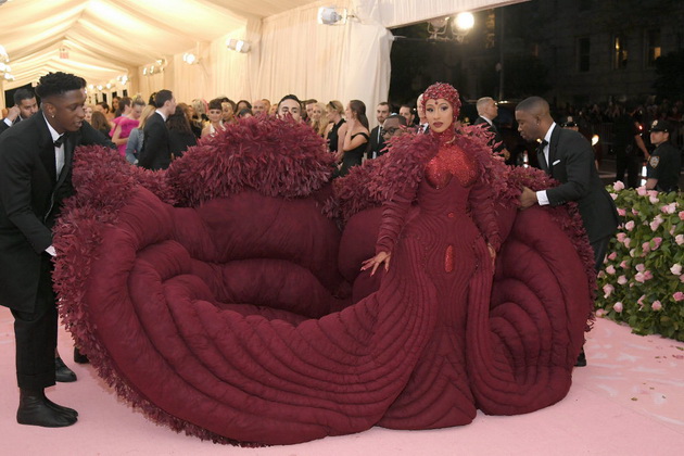 anonimnite-lugje-vo-senka-na-dzvezdite-na-met-gala-zasluzhuvaat-aplauz-foto-11.jpg