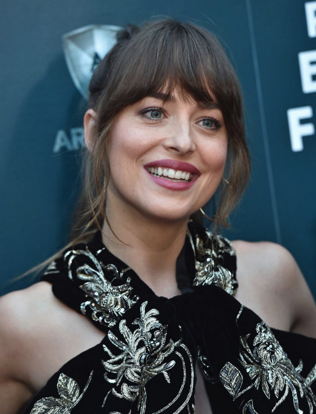 dakota-johnson-ja-zatvori-dupkata-pomegju-zabite-tviterdjiite-poludea-06.jpg