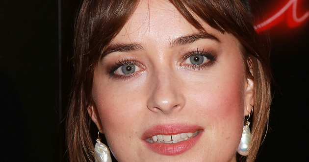 dakota-johnson-ja-zatvori-dupkata-pomegju-zabite-tviterdjiite-poludea-08.jpg