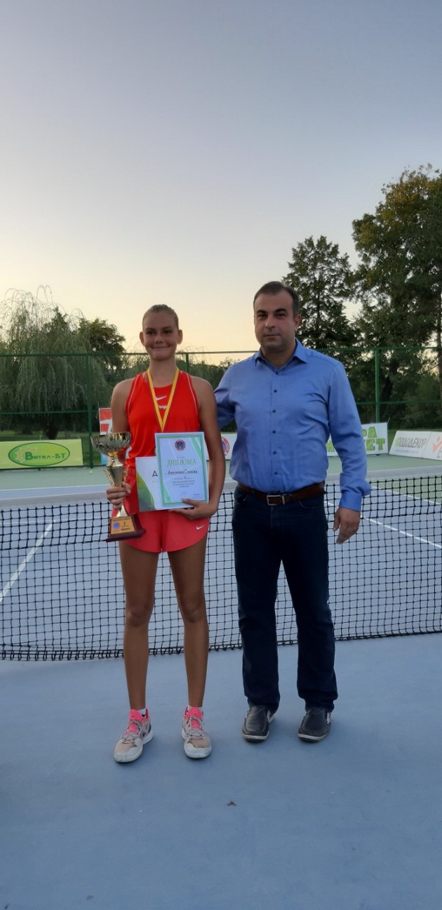 bozhinovski-chasovnici-i-nakit-gord-sponzor-na-otvorenoto-prvenstvo-na-tenis-vo-veles-swatch-za-pobednicite-03.jpg