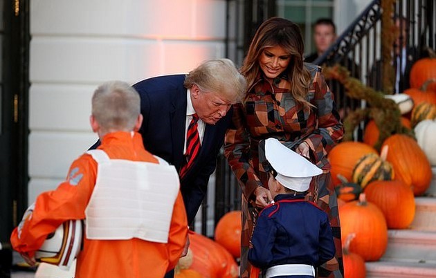 belata-kukja-kako-prokolnata-shuma-donald-i-melanija-ja-proslavija-nokja-na-veshterkite-02.jpg