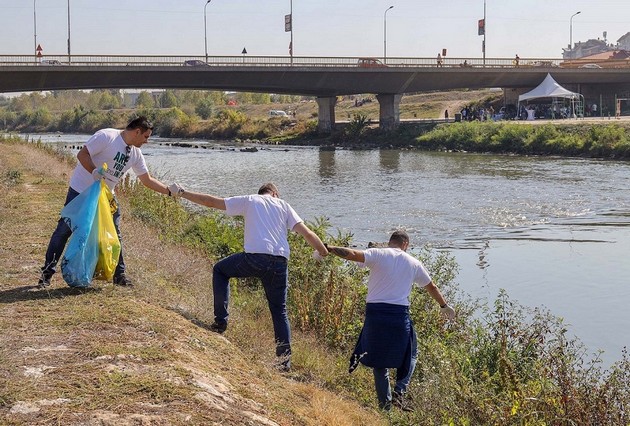 nova-volonterska-eko-akcija-na-pivara-skopje-pivarci-i-prijatelite-ischistija-nekolku-kilometri-od-kejot-na-vardar-06.jpg