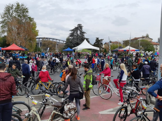 skopje pokaza deka e grad za velosipedi okolu 2000 prijatevni na skopje na tocak 2