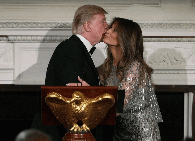 trikot-koj-go-koristi-melanija-za-da-se-istakne-pokraj-donald-tramp-06.png