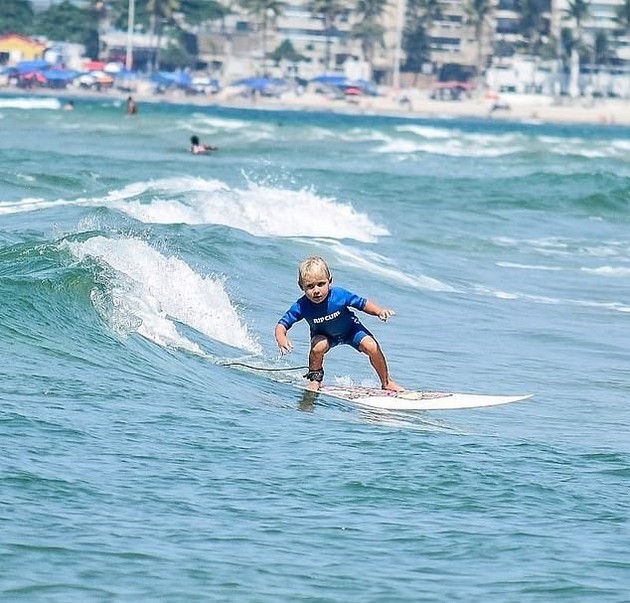 najmladiot-surfer-vo-svetot-ima-samo-chetiri-godini-a-nauchil-da-surfa-na-dve-08.jpg