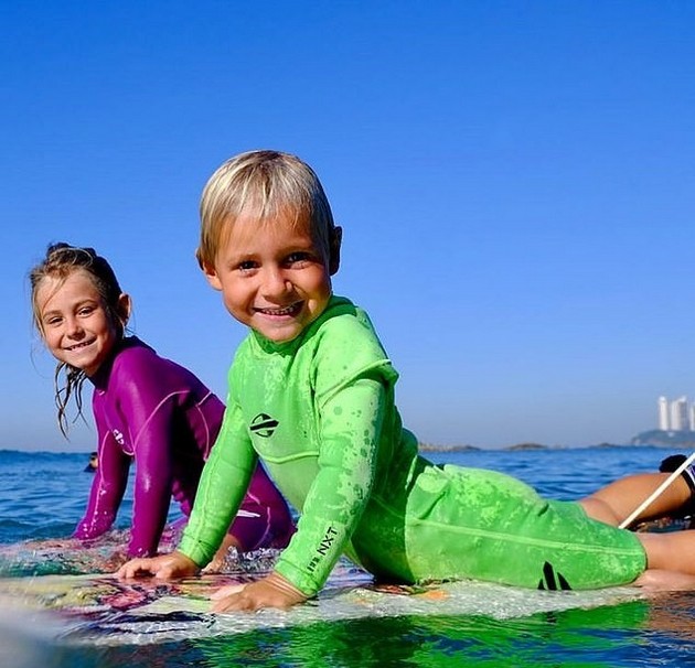 najmladiot-surfer-vo-svetot-ima-samo-chetiri-godini-a-nauchil-da-surfa-na-dve-10.jpg