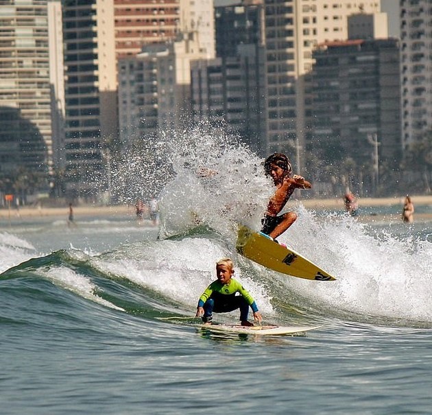 najmladiot-surfer-vo-svetot-ima-samo-chetiri-godini-a-nauchil-da-surfa-na-dve-11.jpg