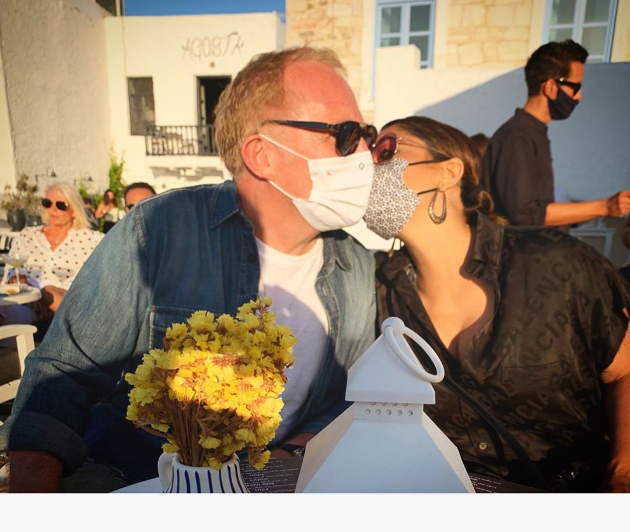 salma-hayek-igra-sirtaki-i-krsi-cinii-na-mykonos-foto-video-05.jpg