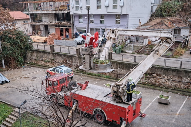 dedo-mraz-na-pozharnikarski-skali-gi-iznenadi-dechinjata-na-detskata-klinika-vo-skopje-08.jpg