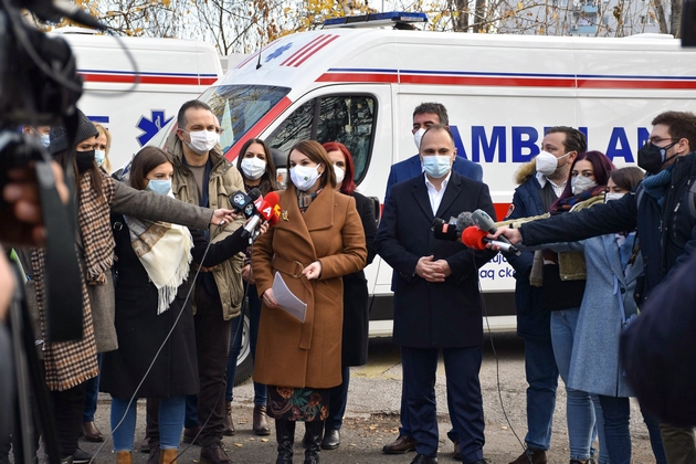 komercijalna-banka-donirashe-na-ministerstvoto-za-zdravstvo-vozila-za-itna-pomosh-medicinska-oprema-i-testovi-za-kovid-19-vo-vrednost-od-336-600-evra0-.jpg